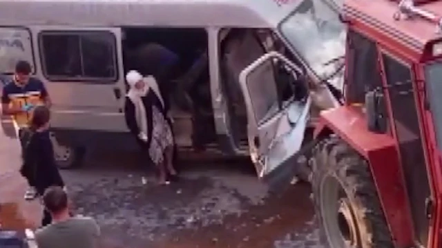 Bursa’da tarım işçilerini taşıyan minibüs traktöre çarptı: 10 yaralı